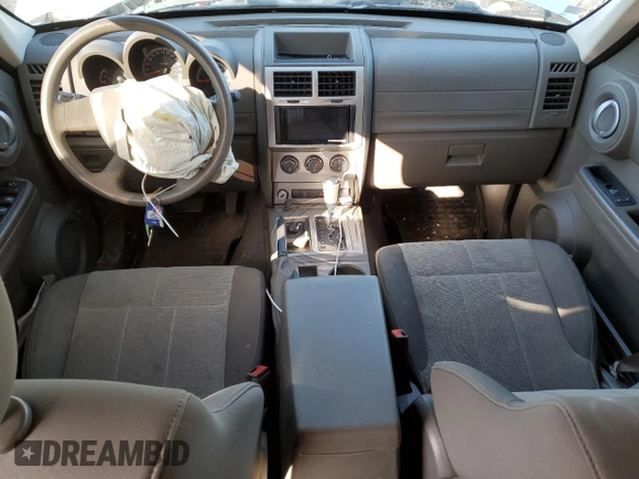 2008 Dodge Nitro SXT z VIN 1D8GU28K98W138540, wystawiony jako Copart lot #53465375 z przebiegiem 92 842 mil mil oraz Czysty tytuł • Clean title. Historia ofert i sprzedaży dostępna na DreamBid. Obrazek 8.