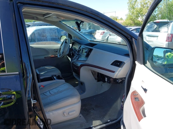 2013 Toyota Sienna XLE AAS z VIN 5TDYK3DC5DS306309, wystawiony jako IAAI lot #42260000 z przebiegiem 82 558 mil mil oraz . Historia ofert i sprzedaży dostępna na DreamBid. Obrazek 5.