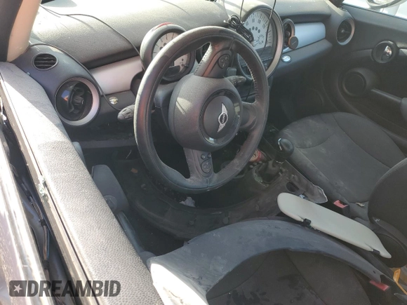 2011 MINI Hardtop z VIN WMWSU3C52BT094502, wystawiony jako Copart lot #56579965 z przebiegiem Nie podano mil oraz Szkoda całkowita • Salvage title. Historia ofert i sprzedaży dostępna na DreamBid. Obrazek 8.