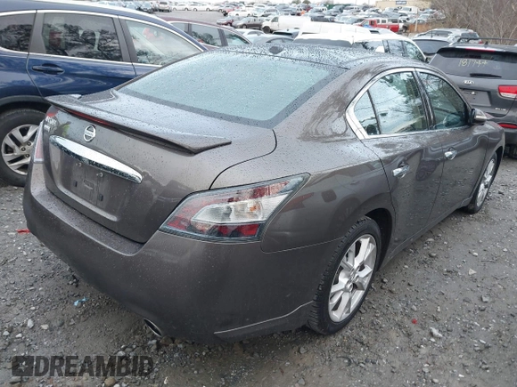 2013 Nissan Maxima SV z VIN 1N4AA5AP5DC819199, wystawiony jako IAAI lot #41519631 z przebiegiem 122 934 mil mil oraz . Historia ofert i sprzedaży dostępna na DreamBid. Obrazek 4.