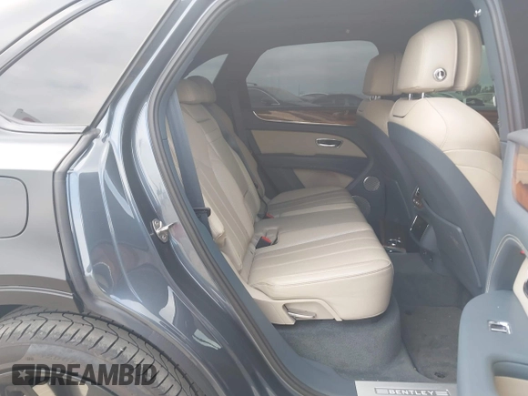 2021 Bentley Bentayga V8 z VIN SJAAM2ZV5MC038171, wystawiony jako IAAI lot #42057762 z przebiegiem 25 973 mil mil oraz . Historia ofert i sprzedaży dostępna na DreamBid. Obrazek 8.