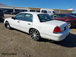 2000 Ford Crown Victoria with VIN 2FAFP73W7YX135395, listed as a IAAI auction lot 41439401 with 235,285 mi miles. Bid and sale history available at carsss.com. Image 3.