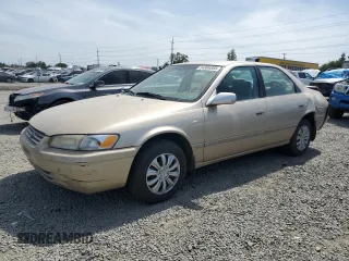 1999 Toyota Camry LE z VIN JT2BG22K6X0369818, wystawiony jako Copart lot #54369385 z przebiegiem 246 320 mil mil oraz Szkoda całkowita • Salvage title. Historia ofert i sprzedaży dostępna na DreamBid. Obrazek 1.