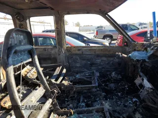 1994 GMC Sierra 1500 z VIN 2GTEK19K9R1551815, wystawiony jako Copart lot #77106604 z przebiegiem Nie podano mil oraz Nie do naprawy • Non repairable. Historia ofert i sprzedaży dostępna na DreamBid. Obrazek 7.