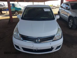 2012 Nissan Versa S z VIN 3N1BC1CP1CL364534, wystawiony jako IAAI lot #41892150 z przebiegiem 189 978 mil mil oraz . Historia ofert i sprzedaży dostępna na DreamBid. Obrazek 11.