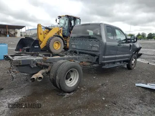 2019 Ford F-350 XL z VIN 1FD8X3HT2KEE17555, wystawiony jako Copart lot #55940505 z przebiegiem 107 979 mil mil oraz Szkody całkowita. Historia ofert i sprzedaży dostępna na DreamBid. Obrazek 3.