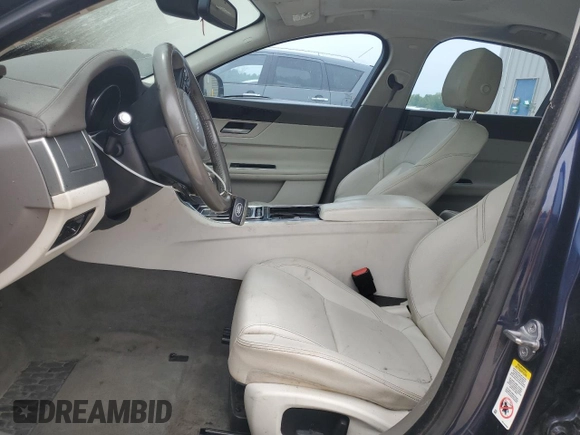 2017 Jaguar XF 35t Premium с VIN SAJBD4BV2HCY34618, выставлен на аукционе Copart как лот 56974315 с пробегом Не указан миль и На запчасти • Non repairable. История ставок и продаж доступна на DreamBid. Изображение 7.