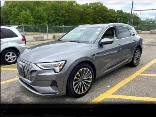 2019 Audi e-tron Prestige z VIN WA1VABGE0KB011XXX, wystawiony jako Copart lot #58495745 z przebiegiem 66 764 mil mil oraz Tytuł czysty. Historia ofert i sprzedaży dostępna na DreamBid. Obrazek 2.