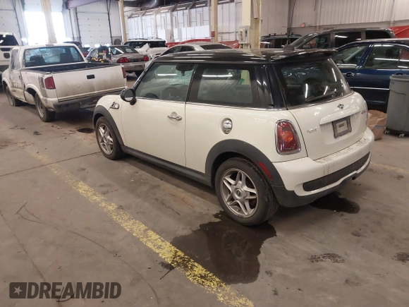 2009 MINI Hardtop S with VIN WMWMF73509TW85898, listed as a IAAI auction lot 41559954 with 97,186 mi miles and . Bid and sale history available at DreamBid. Image 3.