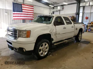 2014 GMC Sierra 2500HD Denali z VIN 1GT125EG3EF158967, wystawiony jako Copart lot #52971425 z przebiegiem 96 420 mil mil oraz Czysty tytuł • Clean title. Historia ofert i sprzedaży dostępna na DreamBid. Obrazek 1.
