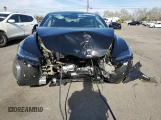 2025 Tesla Model 3 Long Range z VIN 5YJ3E1EA9SF924138, wystawiony jako Copart lot #48324125 z przebiegiem 2 445 mil mil oraz Szkoda całkowita • Salvage title. Historia ofert i sprzedaży dostępna na DreamBid. Obrazek 5.