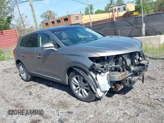 2016 Lincoln MKX Reserve z VIN 2LMTJ8LP9GBL50754, wystawiony jako IAAI lot #39389799 z przebiegiem 68 458 mil mil oraz . Historia ofert i sprzedaży dostępna na DreamBid. Obrazek 1.