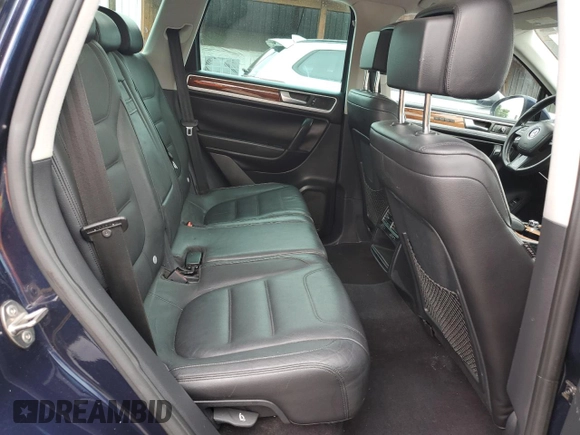 2011 Volkswagen Touareg Lux z VIN WVGFK9BP4BD001551, wystawiony jako Copart lot #58743065 z przebiegiem 142 661 mil mil oraz Szkoda całkowita • Salvage title. Historia ofert i sprzedaży dostępna na DreamBid. Obrazek 11.