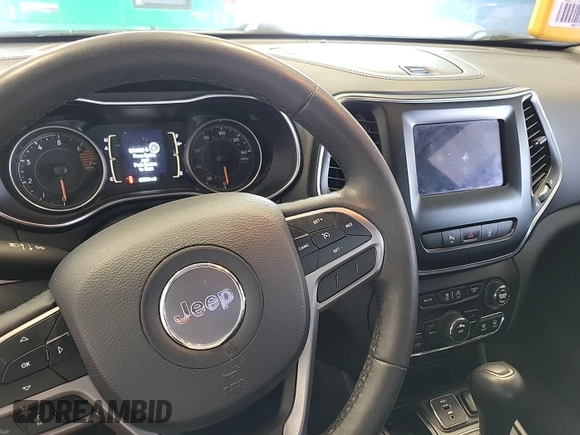 2021 Jeep Cherokee Latitude Plus z VIN 1C4PJLLB5MD223983, wystawiony jako IAAI lot #42741294 z przebiegiem 49 704 mil mil oraz . Historia ofert i sprzedaży dostępna na DreamBid. Obrazek 15.