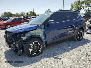 2025 Kia Seltos EX z VIN KNDER2AA2S7772234, wystawiony jako Copart lot #57089815 z przebiegiem 744 mil mil oraz Szkoda całkowita • Salvage title. Historia ofert i sprzedaży dostępna na DreamBid. Obrazek 1.