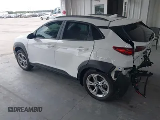 2023 Hyundai Kona SEL с VIN KM8K3CAB2PU025286, выставлен на аукционе IAAI как лот 42205469 с пробегом 22 851 миль миль и . История ставок и продаж доступна на DreamBid. Изображение 3.