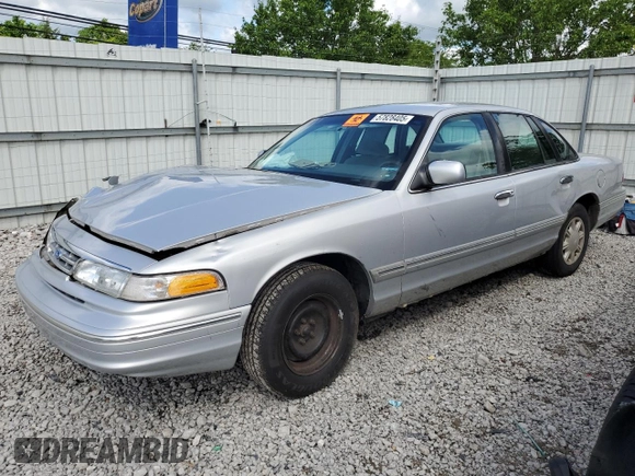 1997 Ford Crown Victoria z VIN 2FALP73W2VX179173, wystawiony jako Copart lot #57828405 z przebiegiem 251 598 mil mil oraz Szkoda całkowita • Salvage title. Historia ofert i sprzedaży dostępna na DreamBid. Obrazek 1.