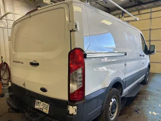 2018 Ford Transit z VIN 1FTYR1YM2JKB43849, wystawiony jako IAAI lot #42642845 z przebiegiem 106 463 mil mil oraz . Historia ofert i sprzedaży dostępna na DreamBid. Obrazek 22.