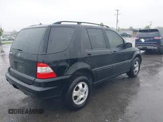 2002 Mercedes-Benz M 320/430/500 z VIN 4JGAB54E02A289858, wystawiony jako IAAI lot #42353399 z przebiegiem 229 098 mil mil oraz . Historia ofert i sprzedaży dostępna na DreamBid. Obrazek 4.