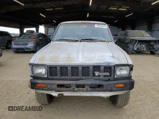 1983 Toyota Pickup z VIN JT4RN48S2D0070935, wystawiony jako Copart lot #50933245 z przebiegiem 50 699 mil mil oraz Czysty tytuł • Clean title. Historia ofert i sprzedaży dostępna na DreamBid. Obrazek 5.