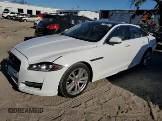 2016 Jaguar XJ R-Sport z VIN SAJWA1C75G8W02542, wystawiony jako Copart lot #81356574 z przebiegiem 94 875 mil mil oraz Nie do naprawy • Non repairable. Historia ofert i sprzedaży dostępna na DreamBid. Obrazek 1.