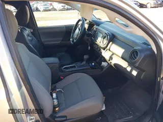 2017 Toyota Tacoma SR z VIN 5TFSX5EN9HX057404, wystawiony jako IAAI lot #40831578 z przebiegiem 91 434 mil mil oraz . Historia ofert i sprzedaży dostępna na DreamBid. Obrazek 5.
