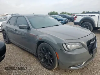 2019 Chrysler 300 S z VIN 2C3CCABG3KH516666, wystawiony jako Copart lot #56636845 z przebiegiem 150 570 mil mil oraz Szkoda całkowita • Salvage title. Historia ofert i sprzedaży dostępna na DreamBid. Obrazek 4.