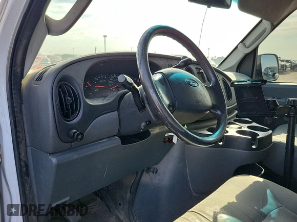 2008 Ford Econoline Cargo Commercial z VIN 1FTNE24L98DA83102, wystawiony jako IAAI lot #42455905 z przebiegiem 185 727 mil mil oraz . Historia ofert i sprzedaży dostępna na DreamBid. Obrazek 7.
