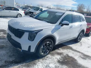 2024 Kia Sorento S z VIN 5XYRLDJC0RG275129, wystawiony jako IAAI lot #41354269 z przebiegiem 16 907 mil mil oraz . Historia ofert i sprzedaży dostępna na DreamBid. Obrazek 18.