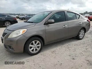 2013 Nissan Versa S Plus z VIN 3N1CN7AP1DL887669, wystawiony jako Copart lot #55562565 z przebiegiem 140 975 mil mil oraz Szkoda całkowita • Salvage title. Historia ofert i sprzedaży dostępna na DreamBid. Obrazek 1.