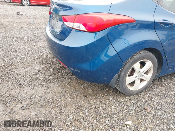 2013 Hyundai Elantra GLS z VIN KMHDH4AE8DU971690, wystawiony jako IAAI lot #42337320 z przebiegiem 114 313 mil mil oraz . Historia ofert i sprzedaży dostępna na DreamBid. Obrazek 6.