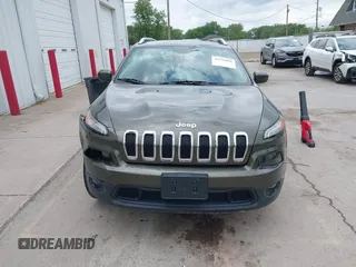 2016 Jeep Cherokee Latitude z VIN 1C4PJMCB6GW142747, wystawiony jako IAAI lot #42335016 z przebiegiem 95 085 mil mil oraz . Historia ofert i sprzedaży dostępna na DreamBid. Obrazek 12.