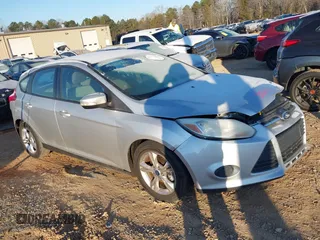 2014 Ford Focus SE z VIN 1FADP3K27EL203217, wystawiony jako IAAI lot #41353903 z przebiegiem 136 207 mil mil oraz . Historia ofert i sprzedaży dostępna na DreamBid. Obrazek 1.