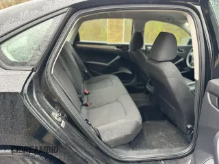 2013 Volkswagen Passat S z VIN 1VWAP7A37DC091531, wystawiony jako Copart lot #56255445 z przebiegiem 135 917 mil mil oraz Czysty tytuł • Clean title. Historia ofert i sprzedaży dostępna na DreamBid. Obrazek 6.