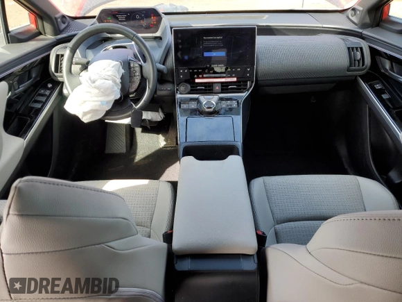 2024 Toyota bZ4X XLE z VIN JTMABACA3RA076814, wystawiony jako Copart lot #47046235 z przebiegiem 18 457 mil mil oraz Szkody całkowita. Historia ofert i sprzedaży dostępna na DreamBid. Obrazek 8.