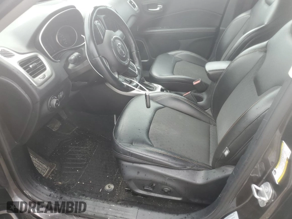 2018 Jeep Compass Latitude z VIN 3C4NJDBB9JT115063, wystawiony jako Copart lot #55477065 z przebiegiem 174 570 mil mil oraz Szkody całkowita. Historia ofert i sprzedaży dostępna na DreamBid. Obrazek 7.