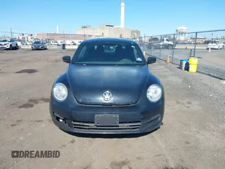 2015 Volkswagen Beetle Fleet Edition z VIN 3VWF17AT6FM645215, wystawiony jako IAAI lot #41906754 z przebiegiem 154 093 mil mil oraz . Historia ofert i sprzedaży dostępna na DreamBid. Obrazek 12.