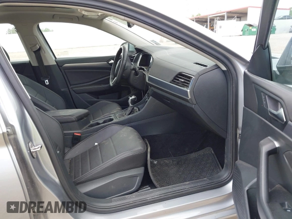 2024 Volkswagen Jetta SE z VIN 3VW7M7BU9RM012652, wystawiony jako IAAI lot #41911472 z przebiegiem 47 151 mil mil oraz . Historia ofert i sprzedaży dostępna na DreamBid. Obrazek 5.