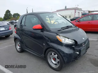 2013 Smart fortwo Pure z VIN WMEEJ3BA1DK651627, wystawiony jako IAAI lot #42733791 z przebiegiem 130 561 mil mil oraz . Historia ofert i sprzedaży dostępna na DreamBid. Obrazek 1.
