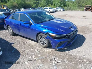 2024 Hyundai Elantra SEL z VIN KMHLM4DG9RU751809, wystawiony jako IAAI lot #42146662 z przebiegiem 8 942 mil mil oraz . Historia ofert i sprzedaży dostępna na DreamBid. Obrazek 1.