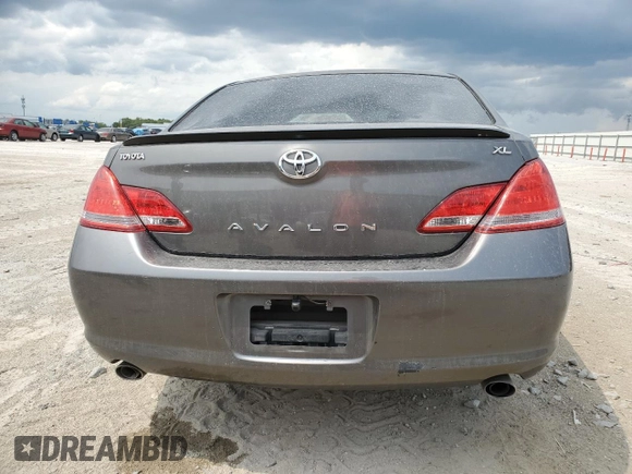 2007 Toyota Avalon XL z VIN 4T1BK36B67U191919, wystawiony jako Copart lot #56274055 z przebiegiem 188 679 mil mil oraz Szkoda całkowita • Salvage title. Historia ofert i sprzedaży dostępna na DreamBid. Obrazek 6.