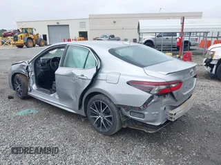 2023 Toyota Camry SE z VIN 4T1G11AK4PU724404, wystawiony jako IAAI lot #41925212 z przebiegiem 53 225 mil mil oraz . Historia ofert i sprzedaży dostępna na DreamBid. Obrazek 3.