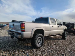 2006 GMC Sierra 1500HD SLE1 z VIN 1GTGK13U06F230477, wystawiony jako Copart lot #46620105 z przebiegiem 145 432 mil mil oraz Szkoda całkowita • Salvage title. Historia ofert i sprzedaży dostępna na DreamBid. Obrazek 3.