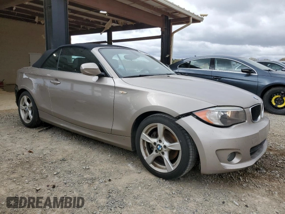 2013 BMW 1 Series 128i z VIN WBAUN1C55DVR01130, wystawiony jako Copart lot #46144235 z przebiegiem 174 491 mil mil oraz Czysty tytuł • Clean title. Historia ofert i sprzedaży dostępna na DreamBid. Obrazek 4.