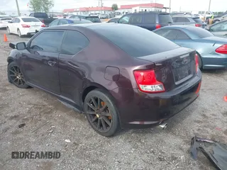 2011 Scion tC z VIN JTKJF5C76B3012480, wystawiony jako IAAI lot #42063298 z przebiegiem 177 933 mil mil oraz . Historia ofert i sprzedaży dostępna na DreamBid. Obrazek 3.