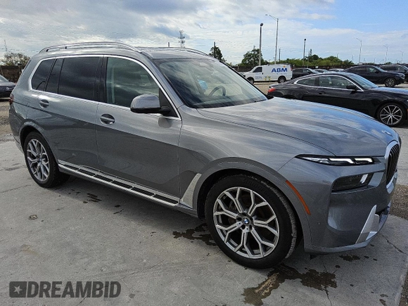 2024 BMW X7 xDrive40i z VIN 5UX23EM08R9V48892, wystawiony jako Copart lot #56059665 z przebiegiem 28 430 mil mil oraz Tytuł czysty. Historia ofert i sprzedaży dostępna na DreamBid. Obrazek 4.