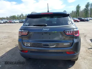 2018 Jeep Compass Latitude z VIN 3C4NJDBB9JT253055, wystawiony jako IAAI lot #42010814 z przebiegiem 83 270 mil mil oraz . Historia ofert i sprzedaży dostępna na DreamBid. Obrazek 16.