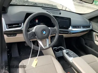 2023 BMW X1 xDrive28i z VIN WBX73EF03P5V97445, wystawiony jako Copart lot #41968653 z przebiegiem 406 mil mil oraz . Historia ofert i sprzedaży dostępna na DreamBid. Obrazek 8.