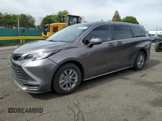 2022 Toyota Sienna LE z VIN 5TDKRKEC3NS110932, wystawiony jako Copart lot #59099415 z przebiegiem 144 388 mil mil oraz Czysty tytuł • Clean title. Historia ofert i sprzedaży dostępna na DreamBid. Obrazek 1.