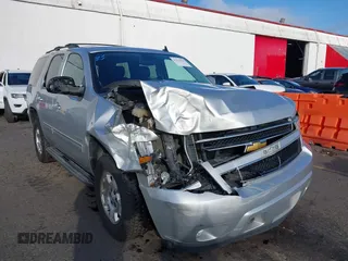 2014 Chevrolet Tahoe LT z VIN 1GNSKBE04ER197644, wystawiony jako IAAI lot #41322255 z przebiegiem 127 142 mil mil oraz . Historia ofert i sprzedaży dostępna na DreamBid. Obrazek 6.